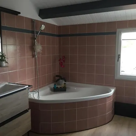 ホームステイ A Proche Velodyssee Et Parking Prive